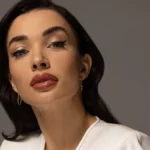 Amy Jackson Bollywood से Hollywood तक की यात्रा में एक फोटो, जो उनके करियर के महत्वपूर्ण पलों को दर्शाती है | A photo from Amy Jackson's journey from Bollywood to Hollywood, showcasing key moments in her career.