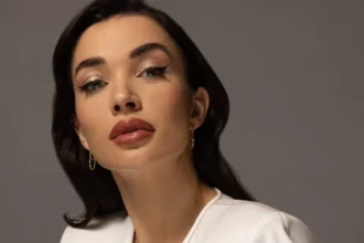 Amy Jackson Bollywood से Hollywood तक की यात्रा में एक फोटो, जो उनके करियर के महत्वपूर्ण पलों को दर्शाती है | A photo from Amy Jackson's journey from Bollywood to Hollywood, showcasing key moments in her career.