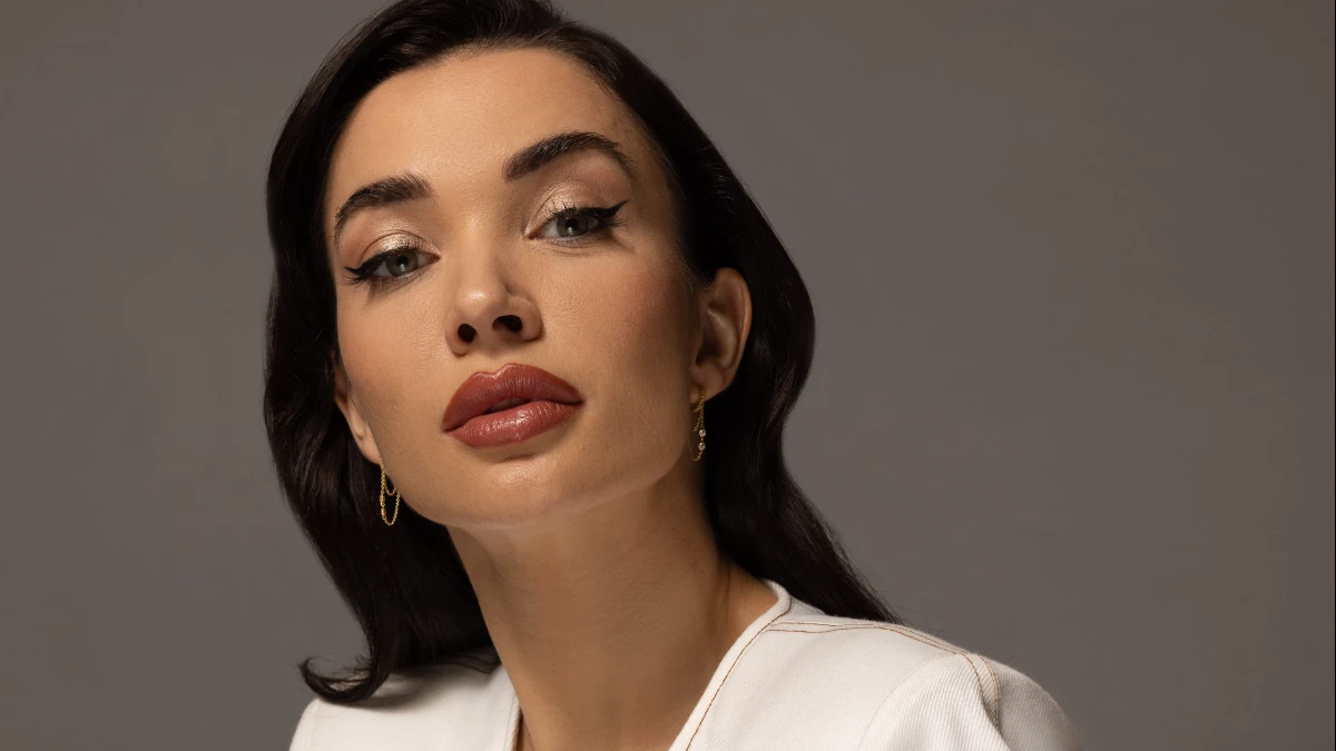 Amy Jackson Bollywood से Hollywood तक की यात्रा में एक फोटो, जो उनके करियर के महत्वपूर्ण पलों को दर्शाती है | A photo from Amy Jackson's journey from Bollywood to Hollywood, showcasing key moments in her career.