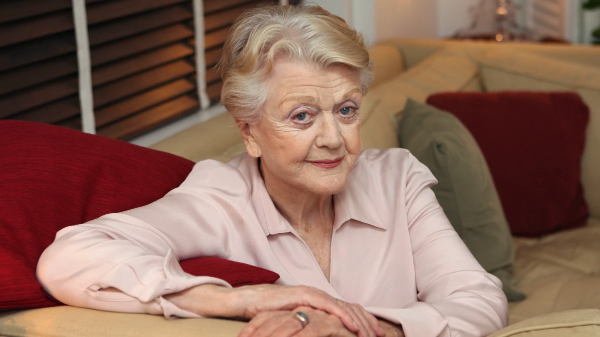 Angela Lansbury: अमर विरासत और संघर्ष 1 Angela Lansbury portrait with Hindi text 'अमर विरासत और संघर्ष' and English text 'Immortal Legacy and Struggle' for AajKyaHai.com news coverage