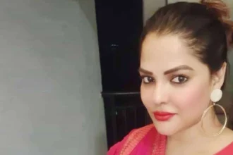 Arpita Mukherjee transformation photo from ordinary girl to Bollywood star, showing her journey in the entertainment industry. आर्पिता मुखर्जी का ट्रांसफॉर्मेशन फोटो साधारण लड़की से बॉलीवुड स्टार तक का सफर दिखाता हुआ।