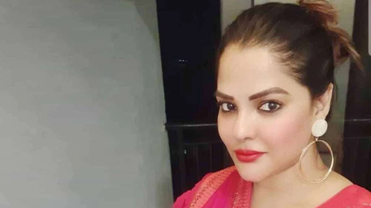 Arpita Mukherjee transformation photo from ordinary girl to Bollywood star, showing her journey in the entertainment industry. आर्पिता मुखर्जी का ट्रांसफॉर्मेशन फोटो साधारण लड़की से बॉलीवुड स्टार तक का सफर दिखाता हुआ।