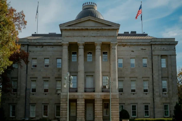 यूएस सरकार के शटडाउन के प्रभाव: 2025 में क्या उम्मीद करें?