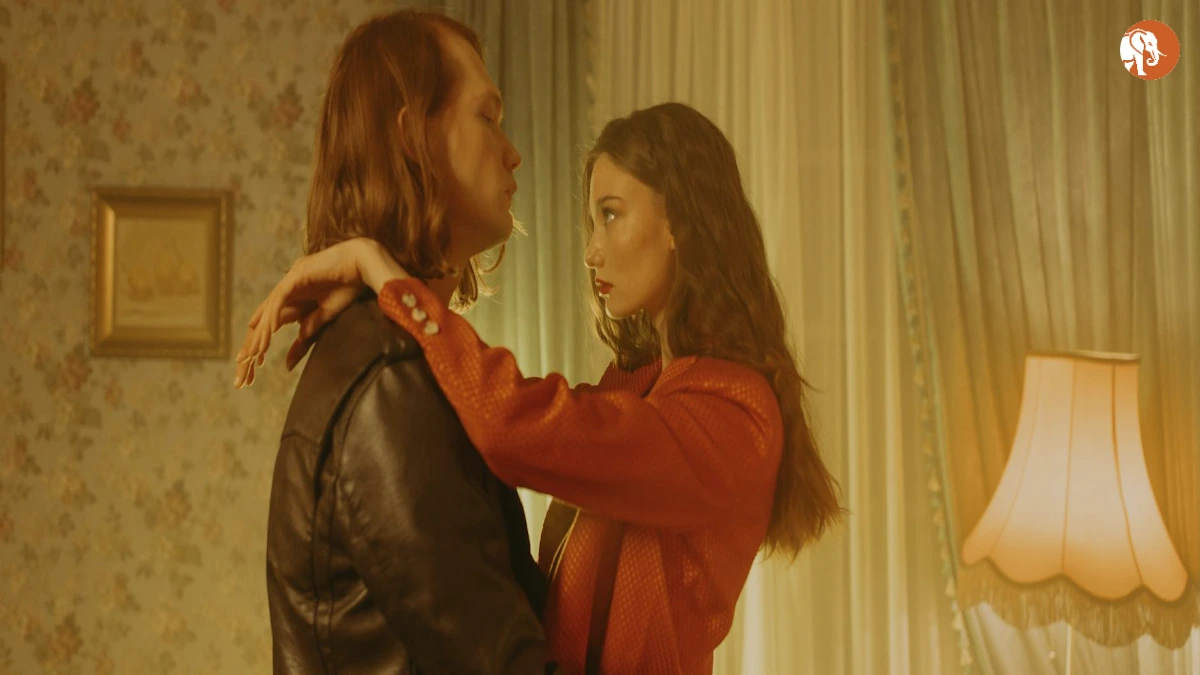 1960s फैशन इवोल्यूशन: विन्टेज बॉलीवुड से मॉडर्न ट्रेंड्स तक - स्टाइल और ट्रेंड्स का सफर 1 Vedang Raina in 1960s inspired fashion outfit, showcasing retro style with modern twist, featuring bold colors and classic silhouettes popular in the 1960s decade