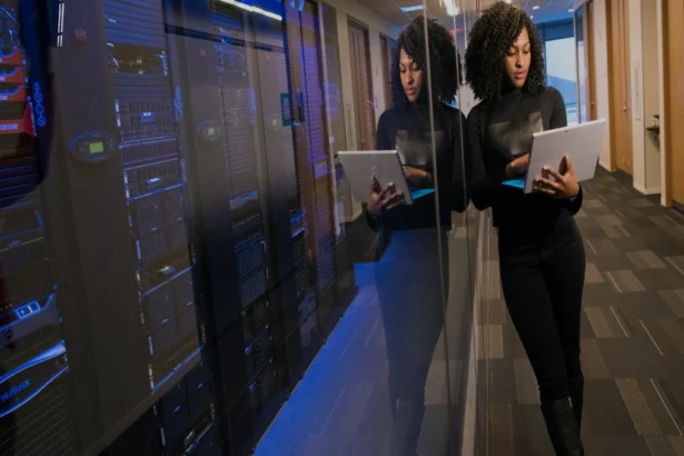 Airtel Business और Indian Railways के बीच हुई डिजिटल नेटवर्क डील की तस्वीर, जो भारतीय रेलवे के डिजिटल ट्रांसफॉर्मेशन को दर्शाती है | Image of Airtel Business and Indian Railways digital network deal showcasing railway digital transformation