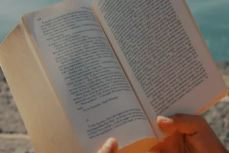 भारत की सेवा क्षेत्र की विकास दर पर सितंबर 2023 के प्रभाव का विश्लेषण, जिसमें आर्थिक आंकड़े और रुझान दिखाए गए हैं | Analysis of the impact of September 2023 on India's service sector growth rate, showing economic data and trends