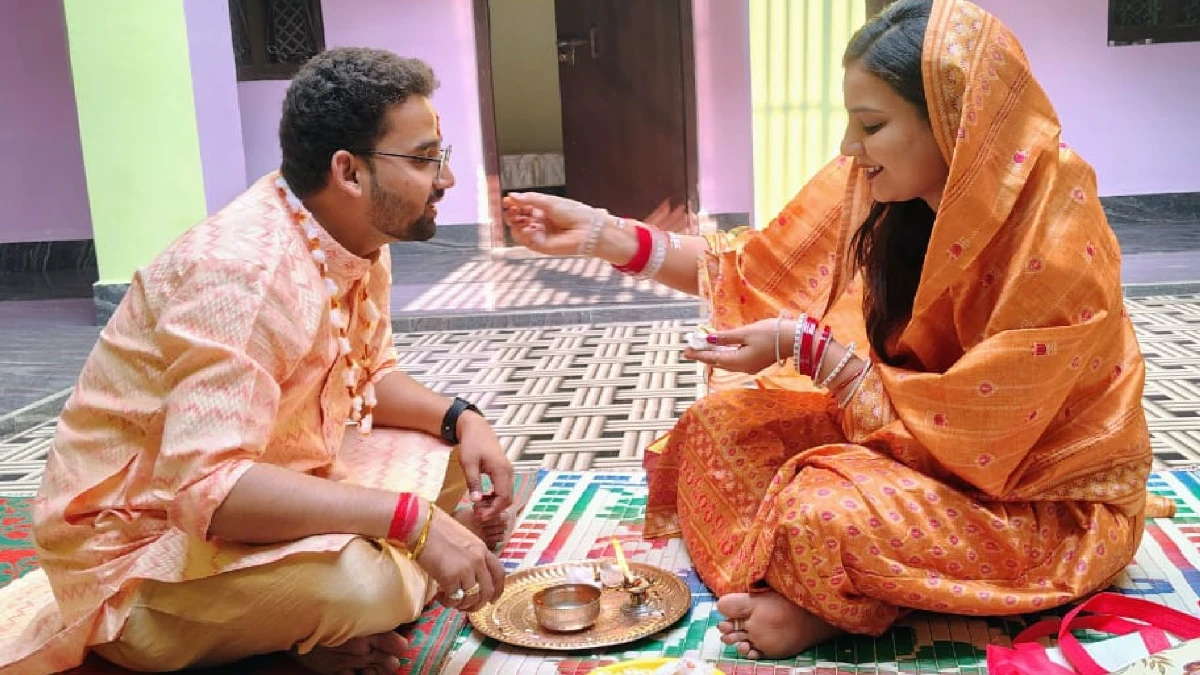 भाई दूज 2025: भाई-बहन के पवित्र बंधन का उत्सव 1 Bhai Dooj 2025 celebration with brother and sister performing tilak ceremony, traditional diya, sweets, and gifts in a festive Indian home setting