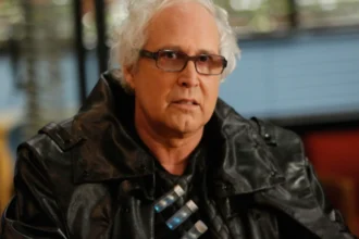 Chevy Chase Comedy Star smiling in a photo, चेवी चेस हास्य अभिनेता की तस्वीर, AajKyaHai.com पर हिंदी और अंग्रेजी में जानकारी