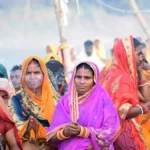 छठ पूजा के दूसरे दिन खरना लोहंडा की पूजा का दृश्य, जिसमें प्रसाद तैयार करते हुए महिलाएं दिख रही हैं | Scene of Kharna Lohanda worship on the second day of Chhath Puja, showing women preparing offerings in traditional attire