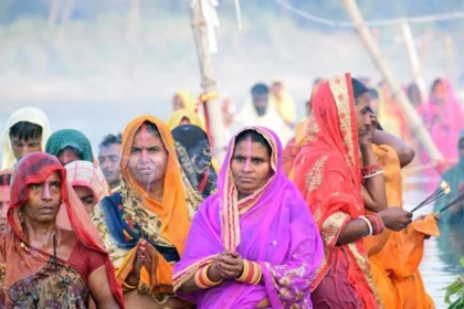छठ पूजा के दूसरे दिन खरना लोहंडा की पूजा का दृश्य, जिसमें प्रसाद तैयार करते हुए महिलाएं दिख रही हैं | Scene of Kharna Lohanda worship on the second day of Chhath Puja, showing women preparing offerings in traditional attire