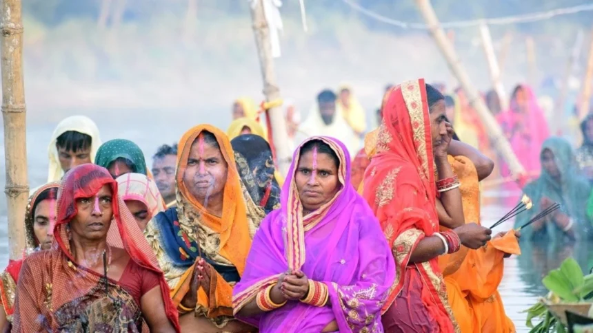 छठ पूजा के दूसरे दिन खरना लोहंडा की पूजा का दृश्य, जिसमें प्रसाद तैयार करते हुए महिलाएं दिख रही हैं | Scene of Kharna Lohanda worship on the second day of Chhath Puja, showing women preparing offerings in traditional attire