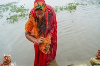 Chhath Puja Sandhya Arghya 2024 में महिलाएं सूर्य देवता को जल अर्पित करते हुए, जिसमें पूजा का अर्थ, विधि और लाभ दिखाया गया है | Women offering water to Sun God during Chhath Puja evening ritual, showcasing meaning, steps, and benefits in Hindi and English