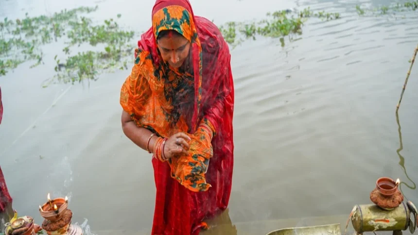 Chhath Puja Sandhya Arghya 2024 में महिलाएं सूर्य देवता को जल अर्पित करते हुए, जिसमें पूजा का अर्थ, विधि और लाभ दिखाया गया है | Women offering water to Sun God during Chhath Puja evening ritual, showcasing meaning, steps, and benefits in Hindi and English