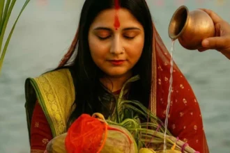 A vibrant image of Chhath Puja 2024 rituals showing devotees offering Arghya to the Sun God (Surya Devta) during sunrise, with traditional offerings like Thekua and fruits in a decorated bamboo basket, symbolizing purity and devotion in Hindu culture.