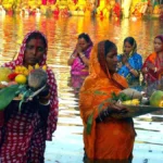 छठ पूजा उषा अर्घ्य का चित्र: सूर्य देव को प्रातःकालीन अर्घ्य देते हुए भक्त, पूजा सामग्री और पवित्र नदी तट का दृश्य | Image of Chhath Puja Usha Arghya ritual with devotees offering morning arghya to Sun God, worship items, and sacred river bank