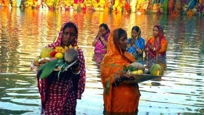 छठ पूजा उषा अर्घ्य का चित्र: सूर्य देव को प्रातःकालीन अर्घ्य देते हुए भक्त, पूजा सामग्री और पवित्र नदी तट का दृश्य | Image of Chhath Puja Usha Arghya ritual with devotees offering morning arghya to Sun God, worship items, and sacred river bank