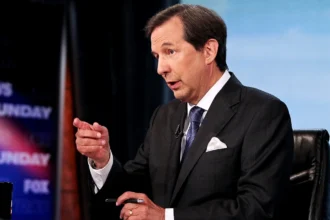 Chris Wallace smiling in a professional setting, with text overlay in Hindi and English describing his inspiring life journey for AajKyaHai.com readers.