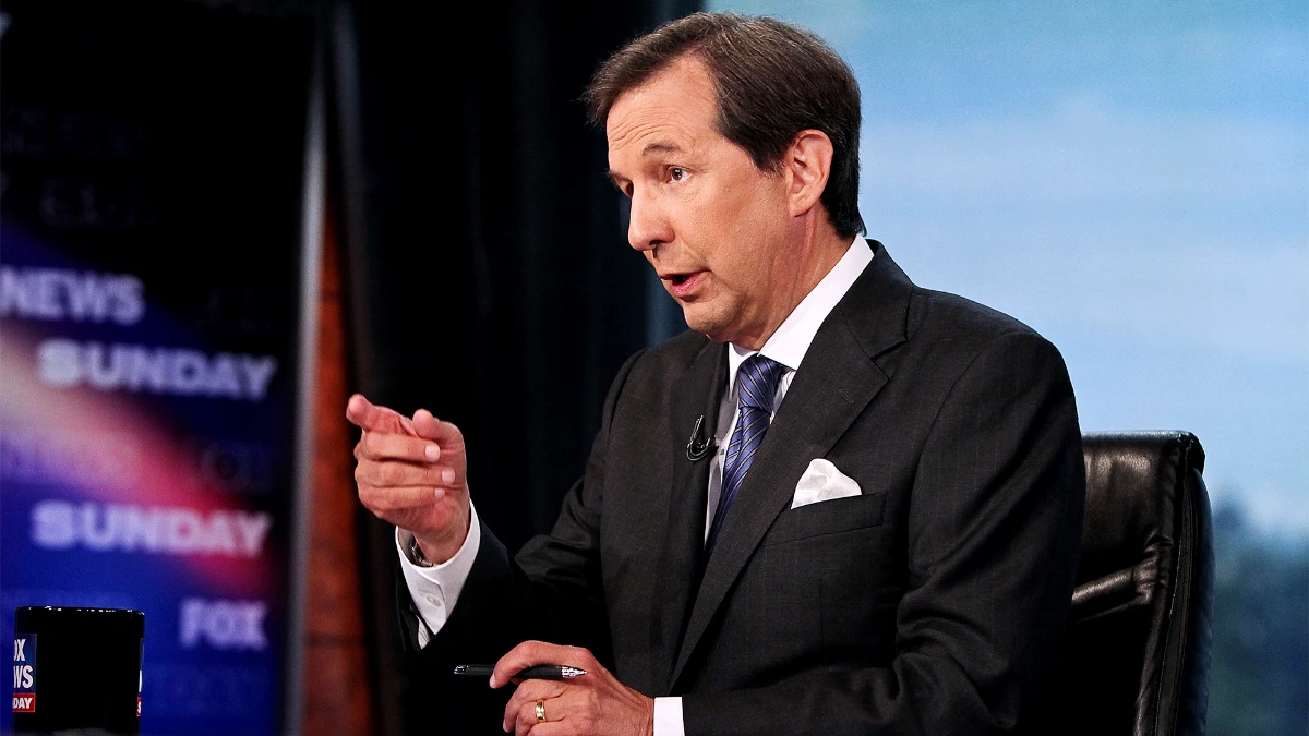 Chris Wallace: जीवन की प्रेरणादायक कहानी 1 Chris Wallace smiling in a professional setting, with text overlay in Hindi and English describing his inspiring life journey for AajKyaHai.com readers.