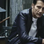 Clive Owen की तस्वीर जो उनके संघर्ष और सफलता की कहानी दर्शाती है, From Humble Beginnings to Hollywood Stardom