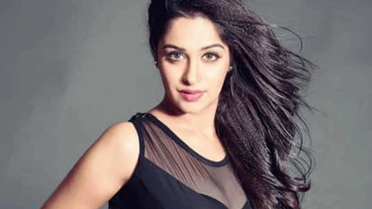 Deepika Kakkar: जन्मदिन विशेष - प्रेरणादायक जीवन यात्रा 1 Deepika Kakkar smiling in a festive outfit, celebrating her birthday with family and friends, symbolizing her inspiring life journey from struggles to stardom in Hindi television.