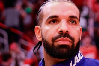 Drake ki inspirational life story photo, jo unke struggle se success tak ke journey ko dikhata hai, AajKyaHai.com par