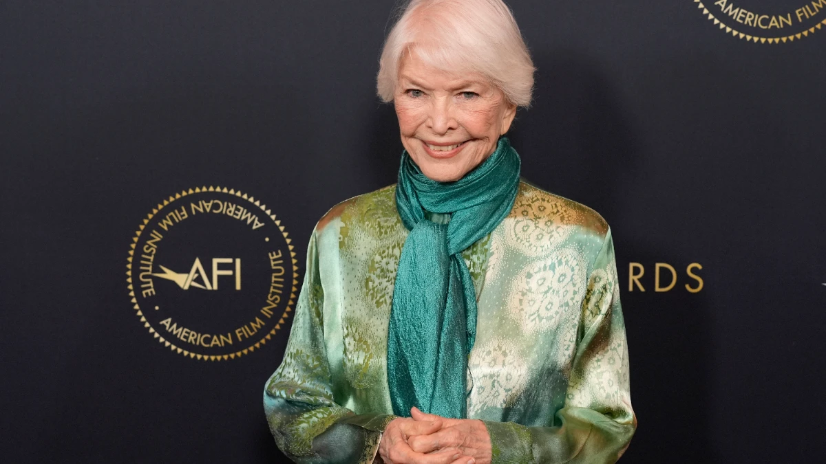 Ellen Burstyn: संघर्ष से सफलता की कहानी 1 Ellen Burstyn smiling in a black and white photo, symbolizing her journey from struggle to success in Hollywood, with Hindi text overlay for AajKyaHai.com readers