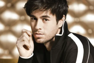Enrique Iglesias singing on stage, showcasing his musical journey and inspiring story in Hindi and English for aajkyahai.com readers.