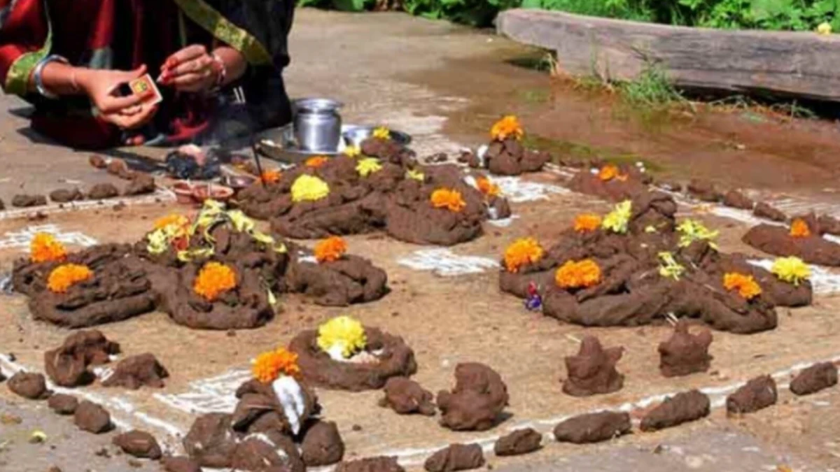 गोवर्धन पूजा 2025: इतिहास, महत्व, परंपराएं और अनोखे अनुभव 1 Govardhan Puja 2025 celebration with devotees offering Annakut (mountain of food) to Lord Krishna, depicting the rich Hindu traditions and festive spirit in vibrant colors.