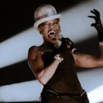 Grace Jones posing in a bold, androgynous outfit, with a mysterious expression, symbolizing her enigmatic life story - ग्रेस जोन्स की रहस्यमय जीवन कहानी की तस्वीर