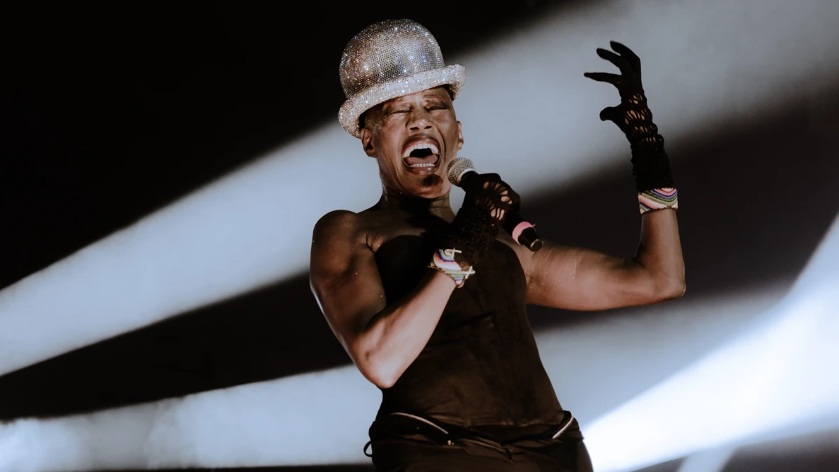 Grace Jones: रहस्यमयी हस्ती की जीवन गाथा 1 Grace Jones posing in a bold, androgynous outfit, with a mysterious expression, symbolizing her enigmatic life story - ग्रेस जोन्स की रहस्यमय जीवन कहानी की तस्वीर