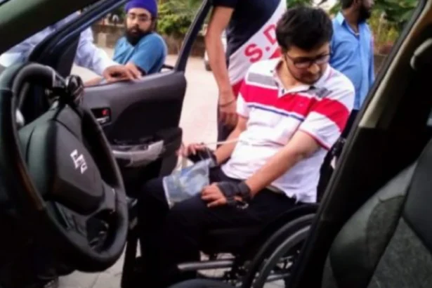 Delhi High Court building exterior with Indian flag, symbolizing the legal decision to end GST exemption on car purchases for disabled persons, with text overlay in Hindi and English.
