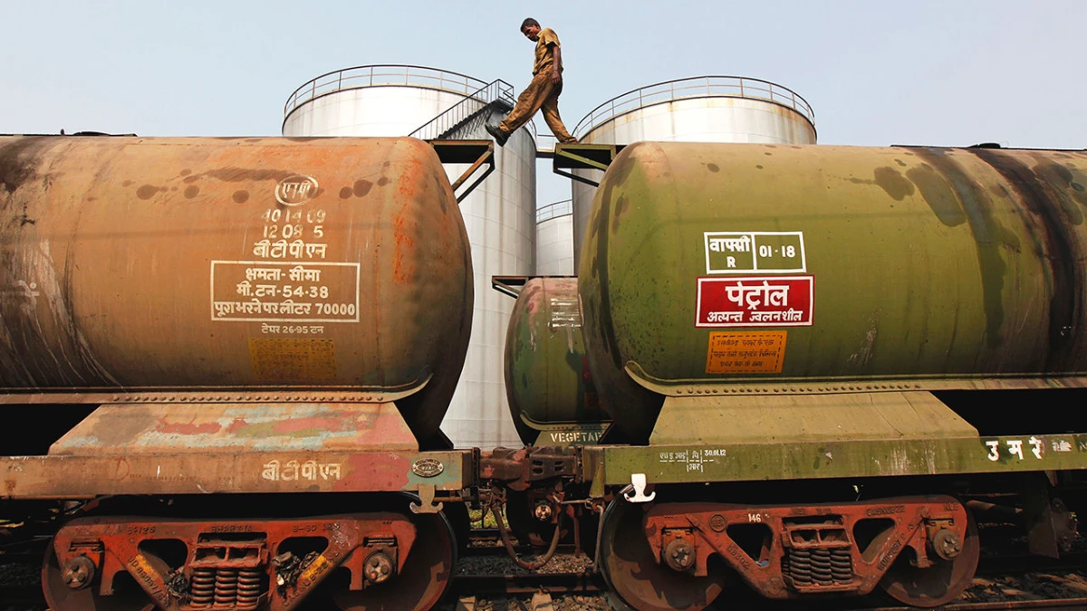 भारत ने रूस से तेल खरीद जारी रखने का फैसला किया, ट्रंप के बयान पर दिया मजबूत जवाब 1 Indian Prime Minister Narendra Modi and Russian President Vladimir Putin shaking hands at an energy summit, with Indian and Russian flags in the background, symbolizing continued oil trade partnership despite US pressure