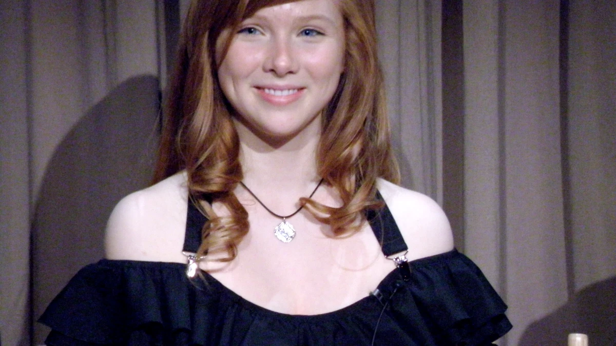 Molly Quinn: बॉलीवुड से हॉलीवुड तक सफर 1 Molly Quinn Bollywood Hollywood journey actress photo smiling in traditional Indian attire and modern western outfit representing her cross-cultural career transition