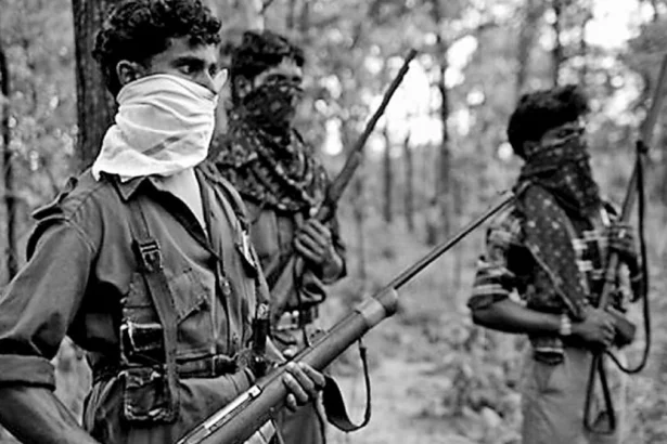 नक्सलवाद प्रभावित जिलों में गिरावट का ग्राफ और सुरक्षा बलों की तस्वीर, भारत के मानचित्र पर हाइलाइट किए गए क्षेत्र | Graph showing decline in Naxalism affected districts with security forces image and highlighted areas on India map