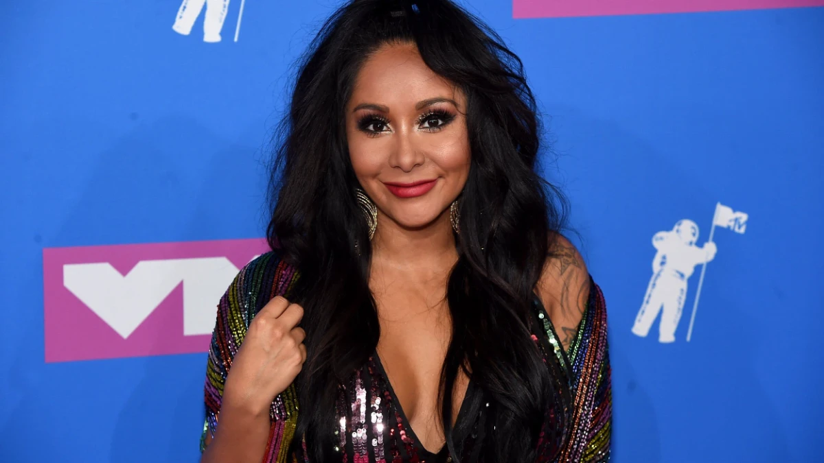 Nicole 'Snooki' Polizzi की तस्वीर, Jersey Shore से लेकर Motherhood तक की inspiring journey को दर्शाती हुई