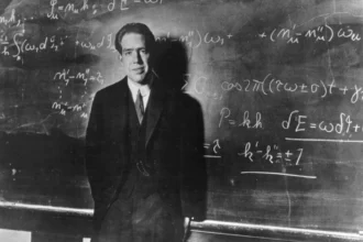 Niels Bohr atomic theory portrait with Hindi and English text overlay, showing his contributions to quantum physics on AajKyaHai.com