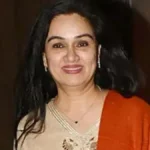 Padmini Kolhapure smiling portrait in traditional Indian attire, with Hindi text 'पद्मिनी कोल्हापुरे जीवनी' and English text 'Padmini Kolhapure Biography' overlaid, representing her Bollywood career and personal life story on AajKyaHai.com