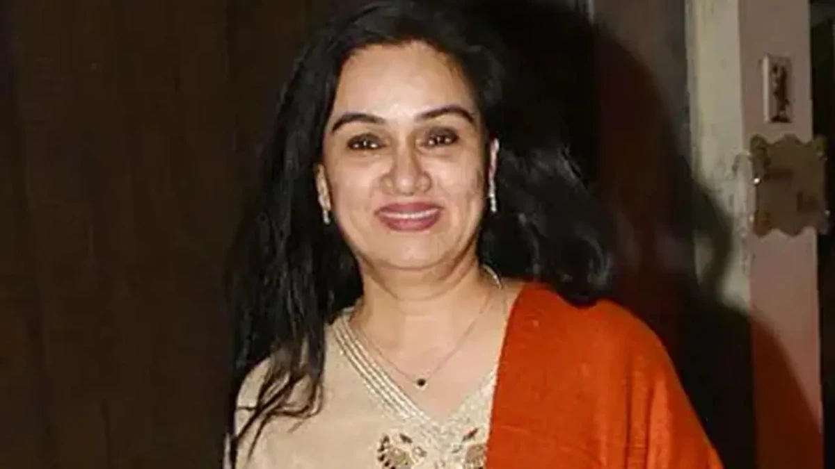 Padmini Kolhapure की जीवन गाथा 1 Padmini Kolhapure smiling portrait in traditional Indian attire, with Hindi text 'पद्मिनी कोल्हापुरे जीवनी' and English text 'Padmini Kolhapure Biography' overlaid, representing her Bollywood career and personal life story on AajKyaHai.com