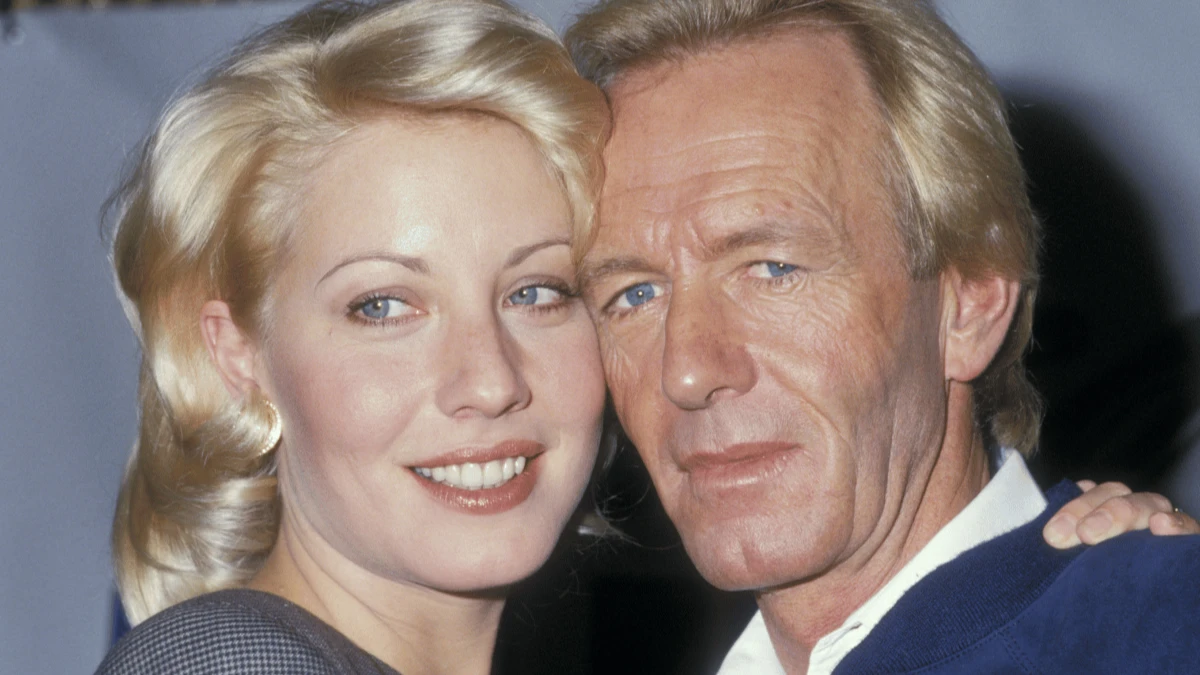 Paul Hogan: क्रोकोडाइल डंडी से हॉलीवुड तक 1 Paul Hogan as Crocodile Dundee character smiling, with Australian outback background, transitioning to Hollywood red carpet event in suit