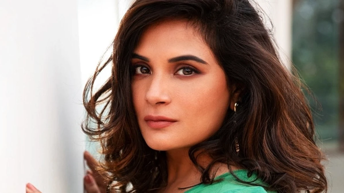 Richa Chadda: संघर्ष से सफलता की कहानी 1 Richa Chadda smiling in a photoshoot, representing her journey from struggle to success in Bollywood, with text overlay in Hindi and English for AajKyaHai.com