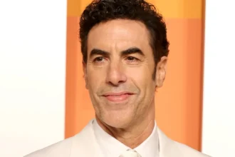 सचा बैरन कोहेन की प्रेरणादायक जीवन यात्रा की तस्वीर, जो उनके संघर्ष और सफलता की कहानी दिखाती है | Sacha Baron Cohen inspiring life journey photo showing his struggle and success story