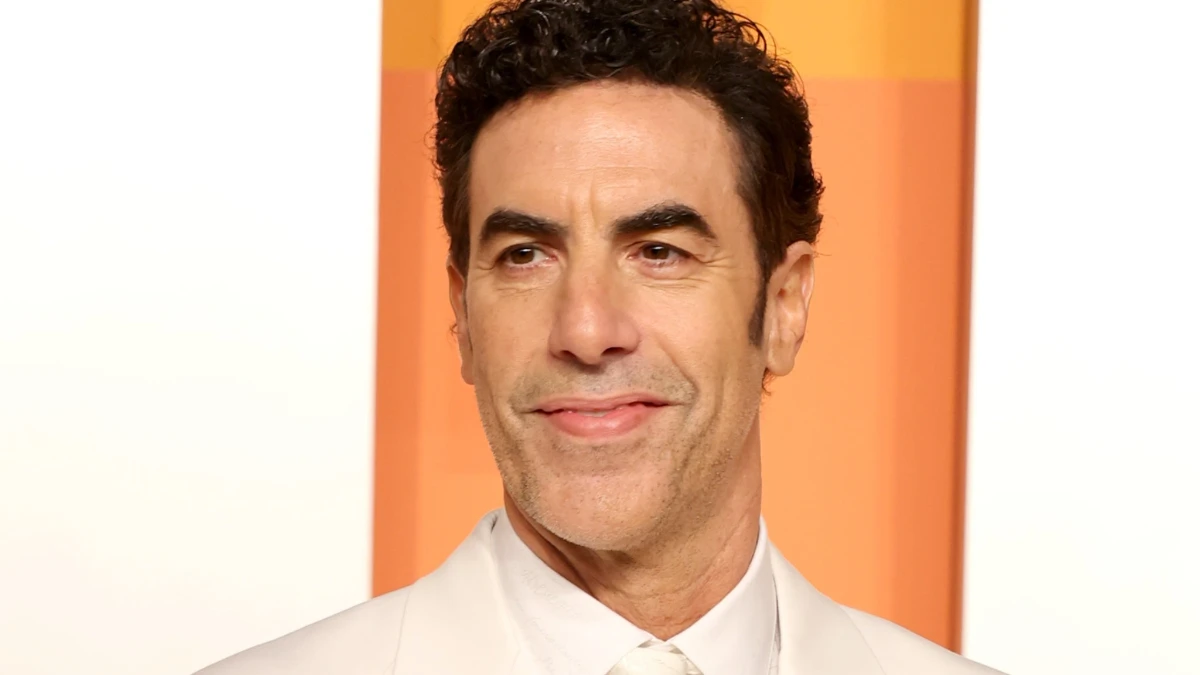 सचा बैरन कोहेन की प्रेरणादायक जीवन यात्रा की तस्वीर, जो उनके संघर्ष और सफलता की कहानी दिखाती है | Sacha Baron Cohen inspiring life journey photo showing his struggle and success story