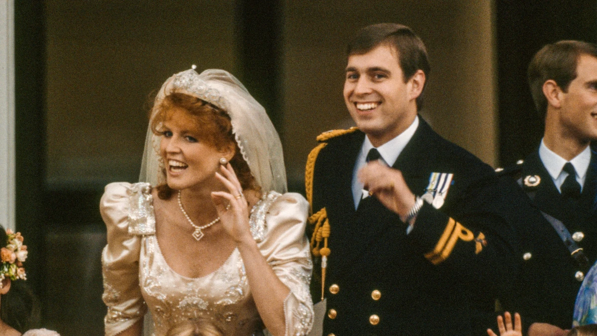 Sarah Ferguson smiling in a blue dress, with Hindi text 'सारा फर्ग्यूसन का जीवन संघर्ष' and English text 'Life Struggle Inspiration' overlay