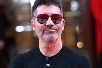 Simon Cowell's inspirational life journey photo showing him in media judging role, with text overlay in Hindi and English about his success secrets for AajKyaHai.com readers