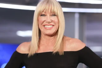 Suzanne Somers smiling in a portrait, with text overlay in Hindi and English describing her journey from struggle to success