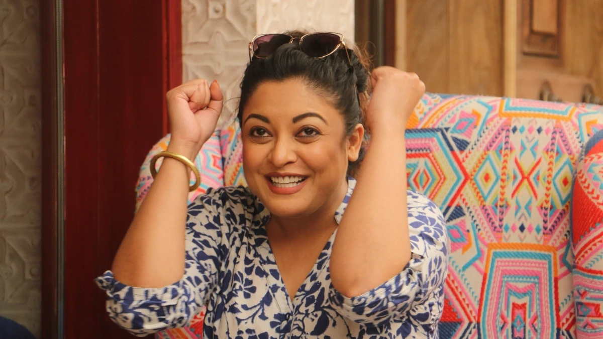 Tanushree Dutta: जीवन परिचय और संघर्ष 1 Tanushree Dutta portrait image with Hindi and English text overlay describing her life journey and #MeToo movement role