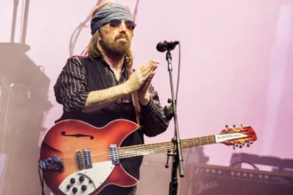 Tom Petty की तस्वीर गिटार बजाते हुए, उनके जन्मदिन विशेष जीवनी के साथ | Tom Petty playing guitar on his birthday special biography