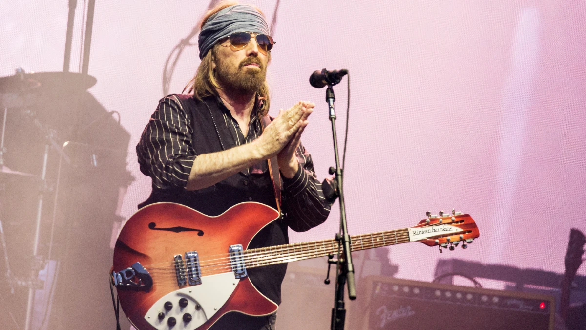 Tom Petty की तस्वीर गिटार बजाते हुए, उनके जन्मदिन विशेष जीवनी के साथ | Tom Petty playing guitar on his birthday special biography