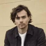 Tom York's motivational success story in Hindi, showing his journey from struggles to achievements with inspiring images.